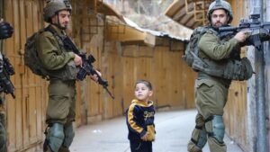 جراح انگلیسی: سربازان اسرائیلی عمداً به سر کودکان فلسطینی شلیک می‌کنند